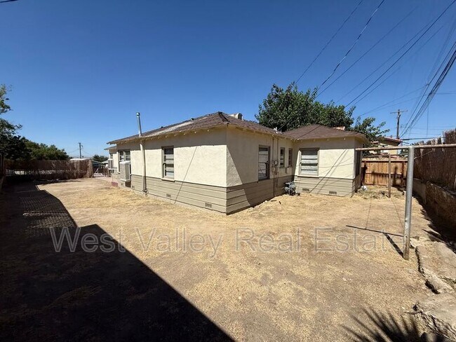 Building Photo - 511 Philippine St