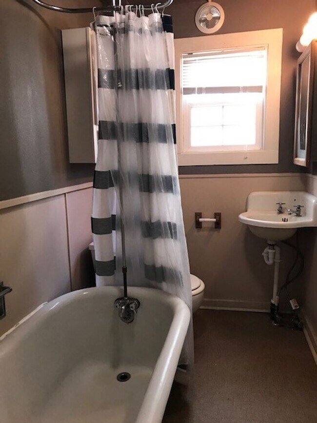 Building Photo - 3 Bedroom, 1 Bathroom Home in Sunnyland! Lawncare included with ample parking