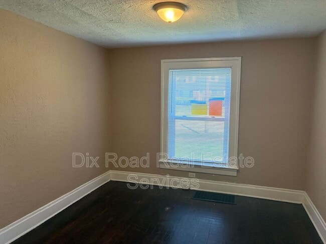 Building Photo - 2240 Lakeview Ave