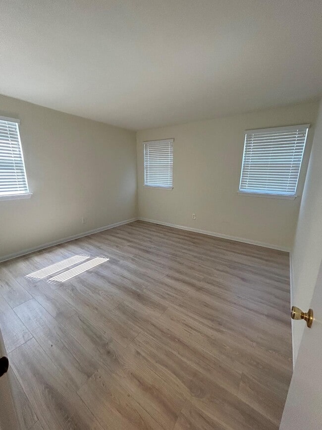 Building Photo - 523 Donna Cir