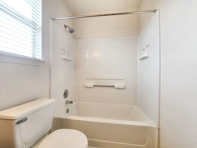 Building Photo - Charming 3/BR 2.5/BA Home with Bright Inte...