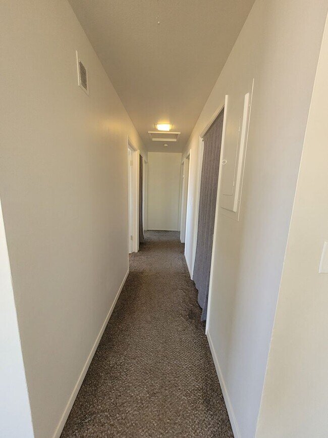 Building Photo - Free January Rent