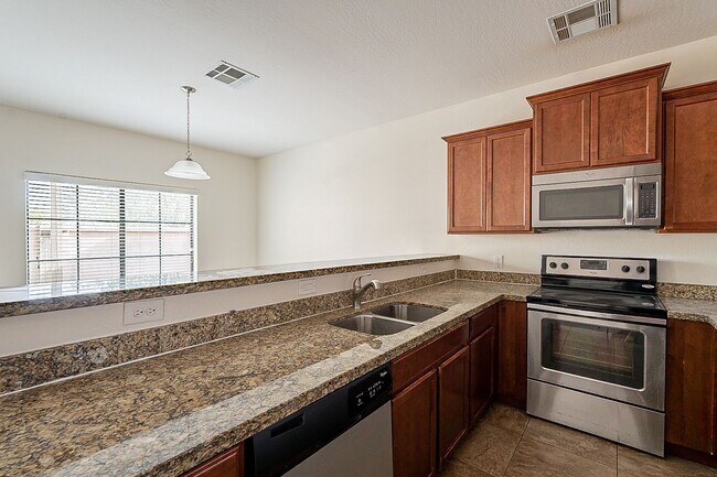 Building Photo - Large 3 bedroom 3 bathroom townhomes