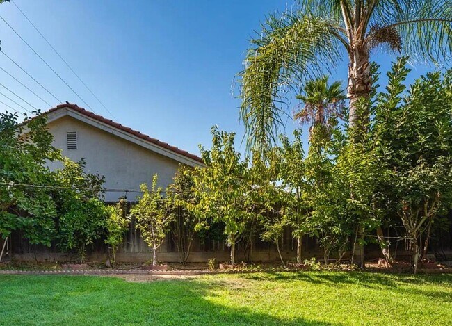 Building Photo - 5742 W Palo Alto Ave