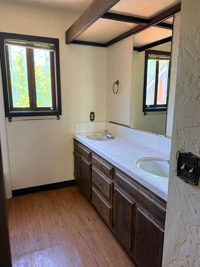 Building Photo - 4 Bed 2.5 Bath House with yard in McLaren Ranch