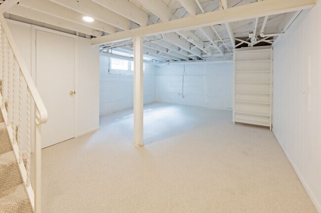 Building Photo - 4BR 3.5 BA Chevy Chase Gem is Move-in Read...