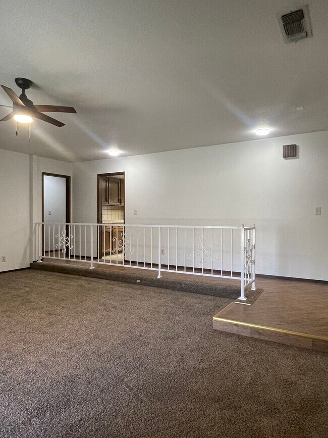 Building Photo - SPACIOUS 3 BED 2 BATH WITH A FAMILY ROOM A...