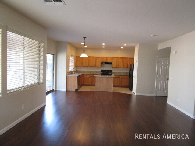 Building Photo - Desirable Rovey Farm Estates in Glendale l...