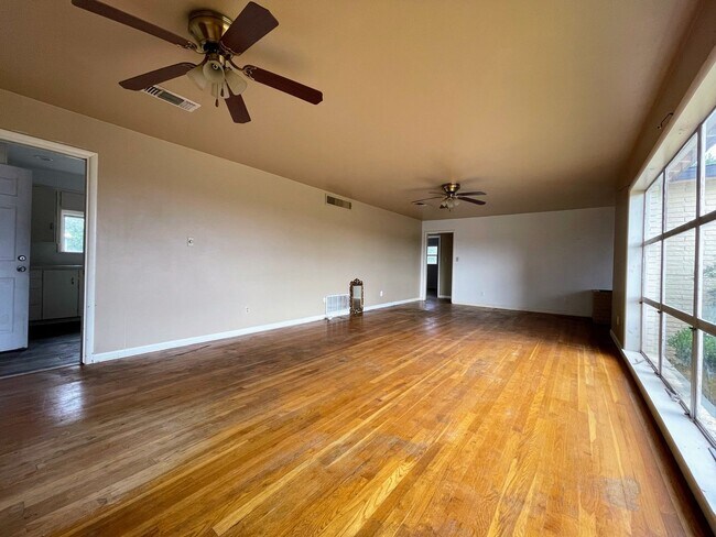 Building Photo - Texas-Style Charm and Comfort – 3-Bed, 2-B...
