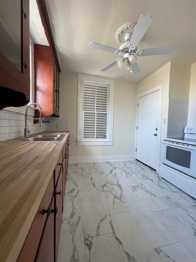 Building Photo - 1402 Winnie St