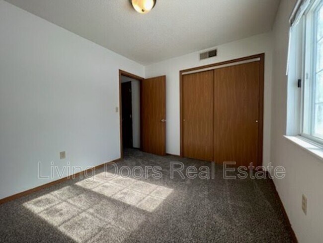 Building Photo - 605 S Washington St