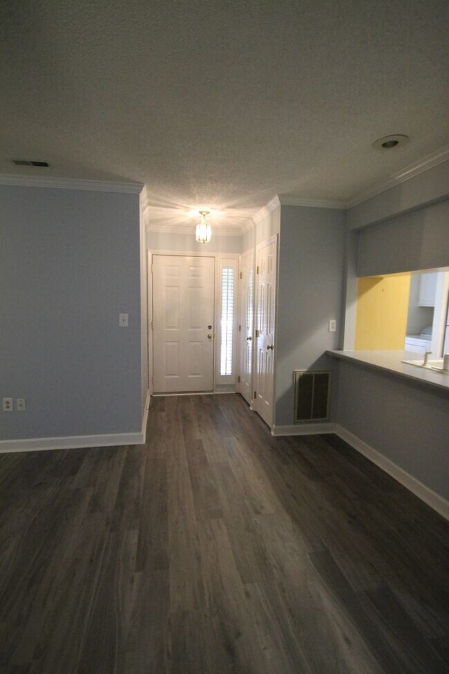 Building Photo - 806 Beech Dr
