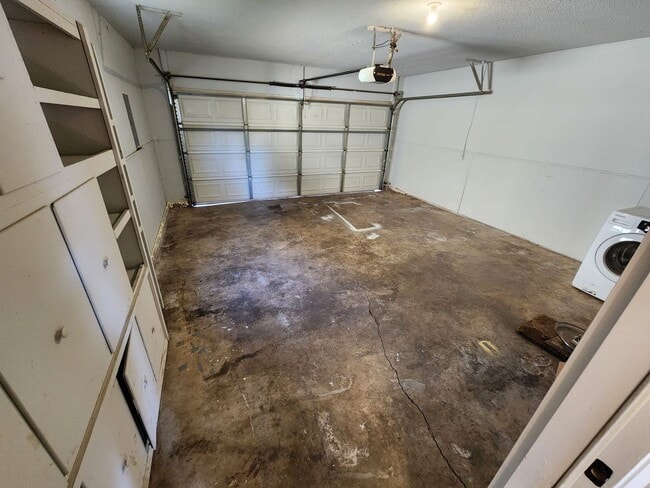 Building Photo - Spacious 3-Bedroom, 1.5-Bathroom Home AVAI...