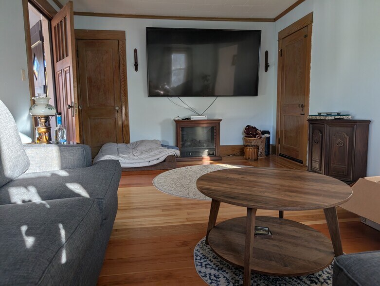 Living room - 8 Valley St