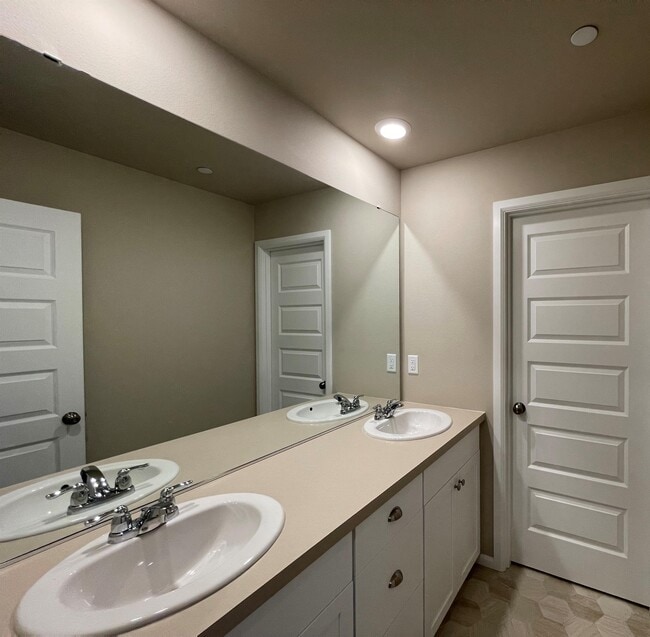 Building Photo - 913 Timberline Ave