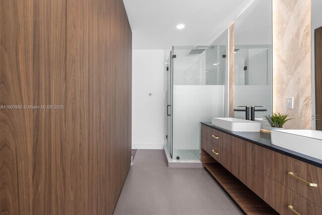 Building Photo - 901 NW 7th Street Rd