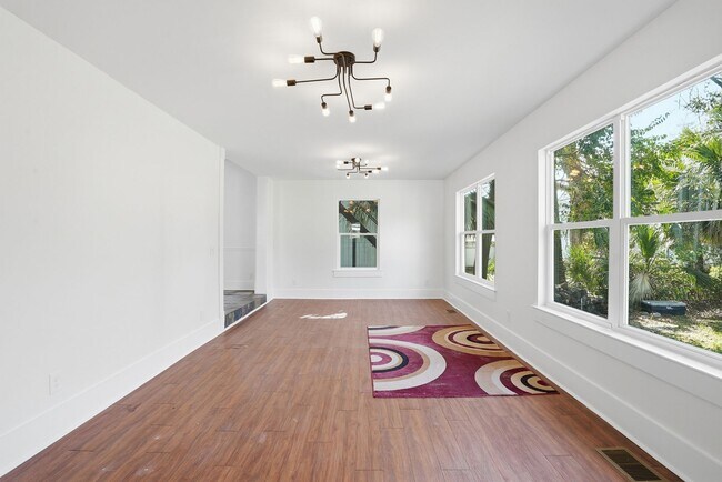 Building Photo - Beautiful Victorian Home for Lease in the Heart of Savannah