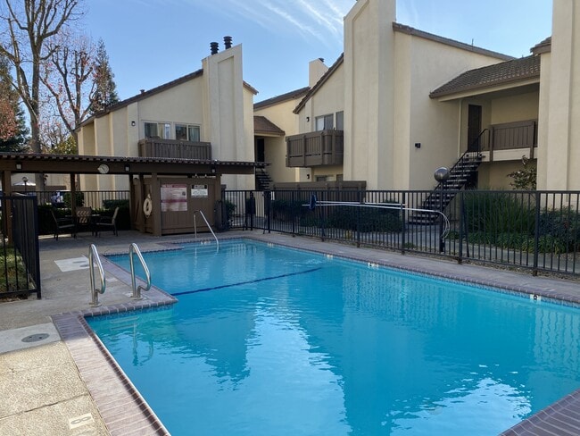 Building Photo - 3701 Colonial Dr