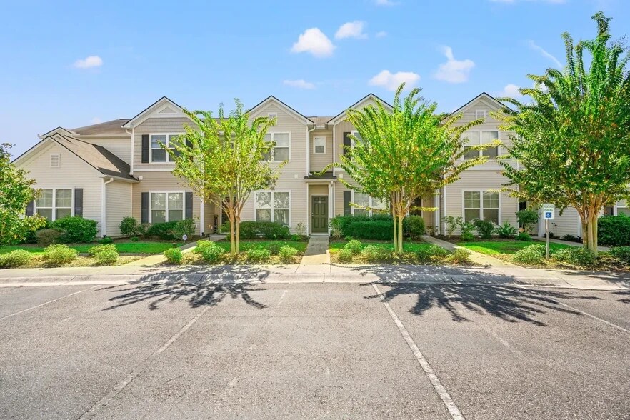 Building Photo - 261 Castle Dr