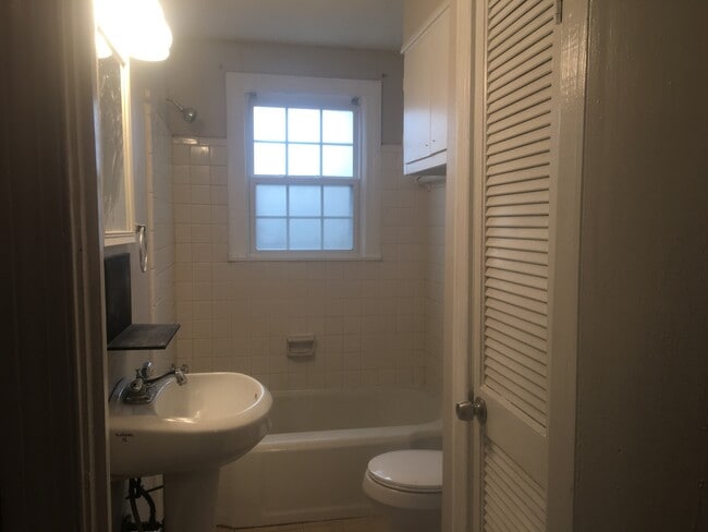 Building Photo - Kings Wood * Lawn Maintenance & Water Included*