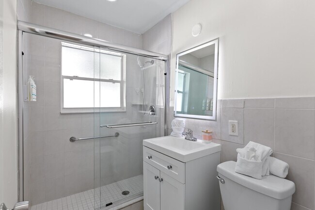 Building Photo - 1761 NE 55th St