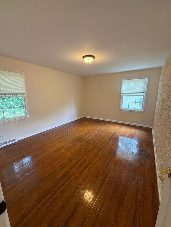 Building Photo - T.R. Lawing Realty Property