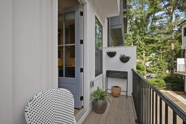 Building Photo - 121 Chestnut Cir