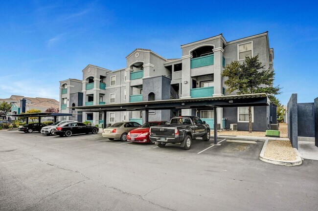 Building Photo - LOCATION! LOCATION! LOCATION! Move-in read...