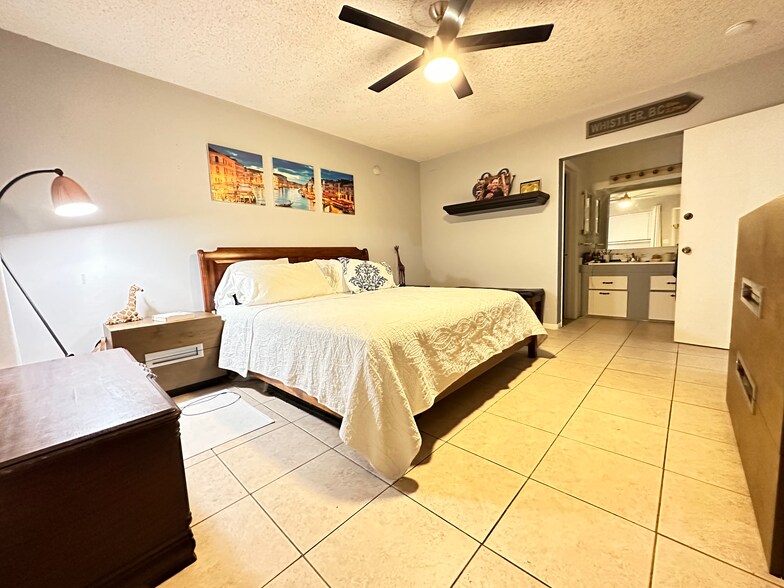 Very large master bedroom with walk-in closet - 3013 Albatross Rd