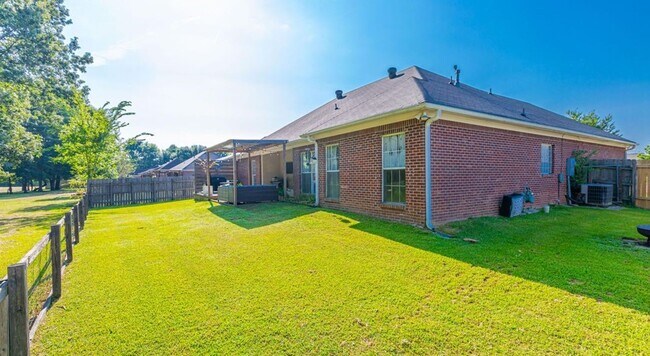 Building Photo - Welcome to Serenity at its finest!!