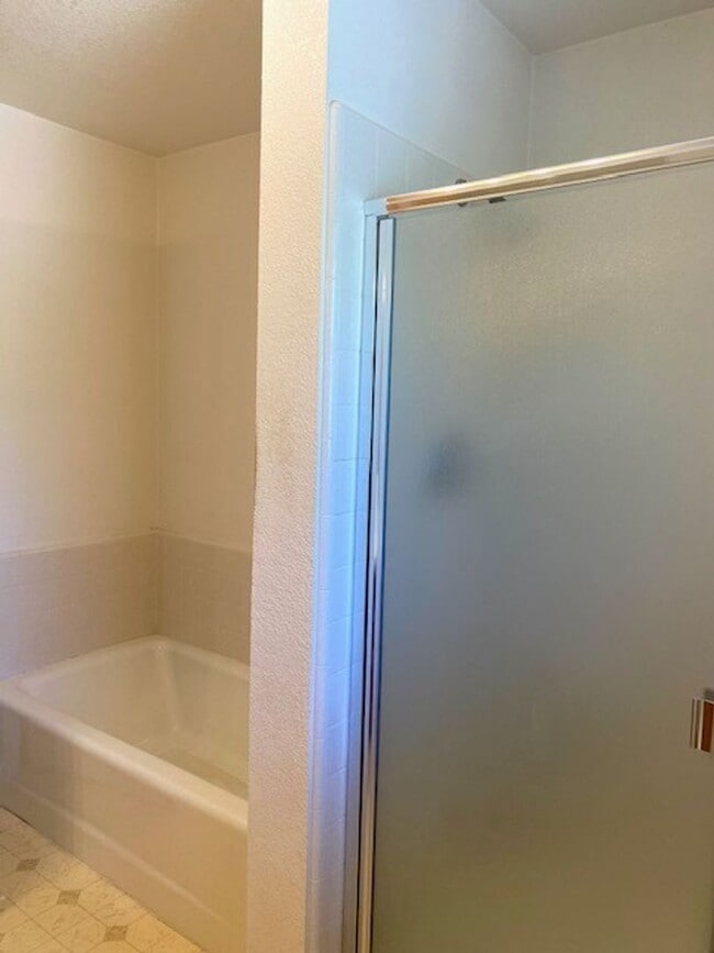 Building Photo - Roomy 3 Bedroom 2 Bathroom Home Walk to Do...