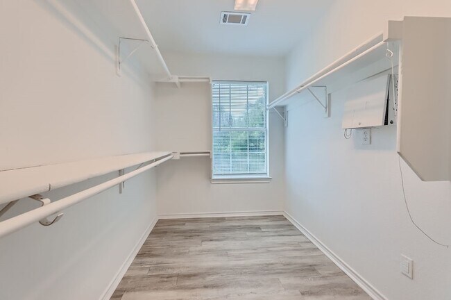 Building Photo - 1406 Buckingham Dr