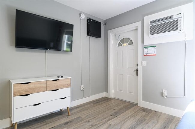 Building Photo - 1020 N Victoria Park Rd