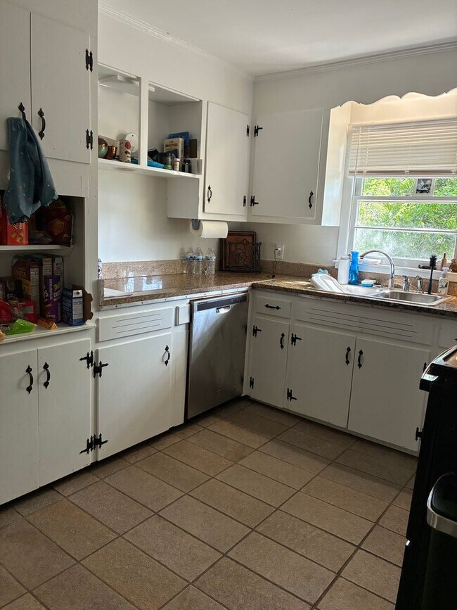 Building Photo - 3 bedroom 2 bathroom near St. Mary's Hospital