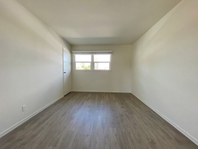 Building Photo - Modern Elegance in North Clairemont! Updat...