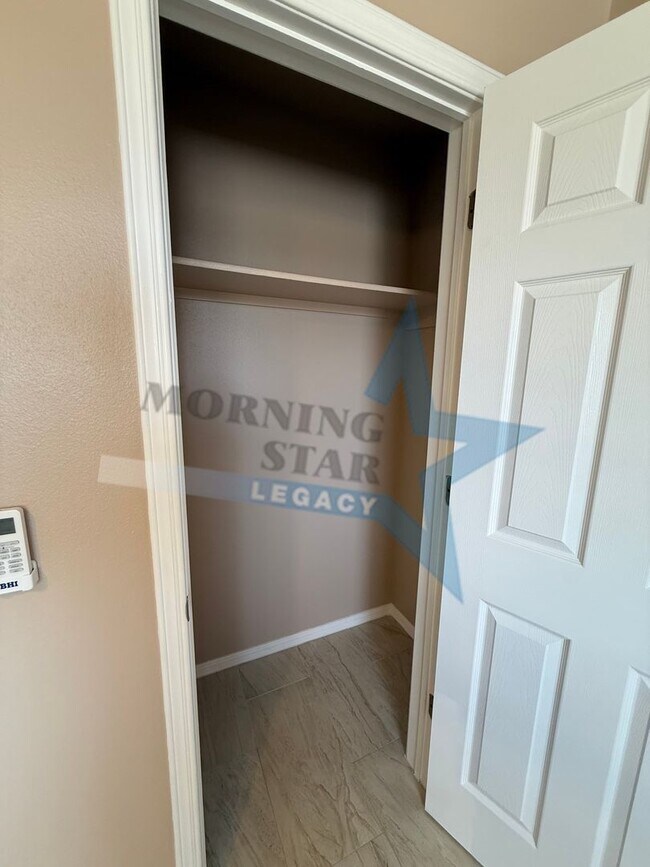 Building Photo - Like NEW! Location & Quality!