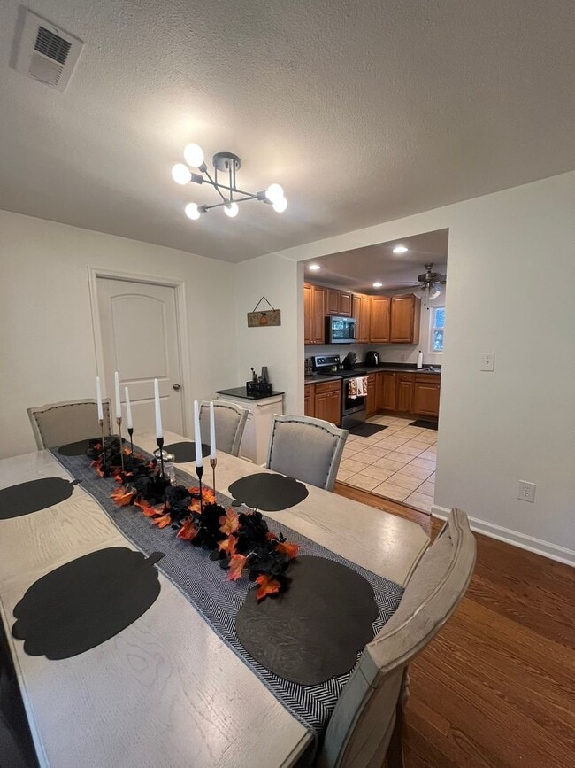 Building Photo - Gorgeous private home in Altavista!