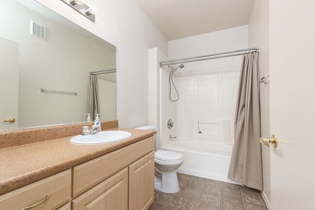 Building Photo - 1st floor unit in well maintained gated NW community with pool and spa