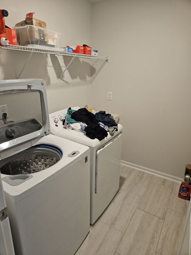 Building Photo - Modern townhome with high-end finishes throughout, minutes to 540 and walkable to great shopping.