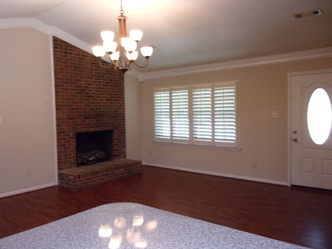 Building Photo - Beautiful 2 Bedroom Brick Ranch with Private Courtyard Patio