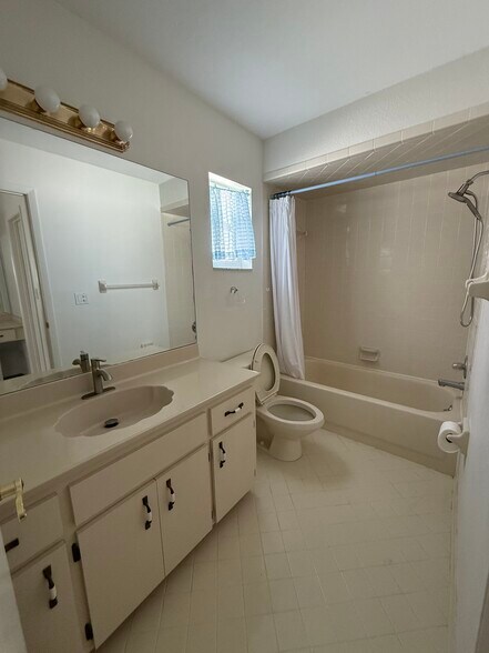 Building Photo - 2220 Jackson Heights Dr