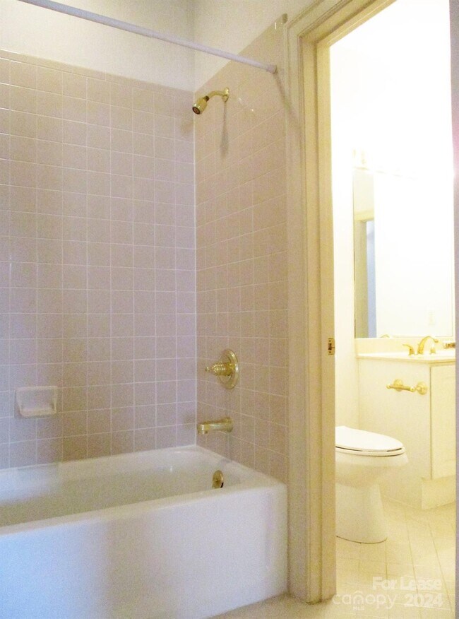 Building Photo - 127 N Tryon St