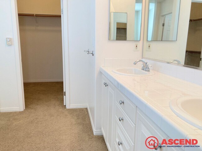 Building Photo - Amazing Home Located in Gated Community!
