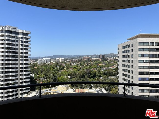 Building Photo - 10560 Wilshire Blvd