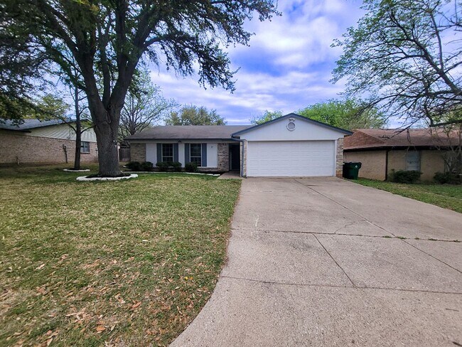 Building Photo - Great 3 Bedroom Home Move In Ready
