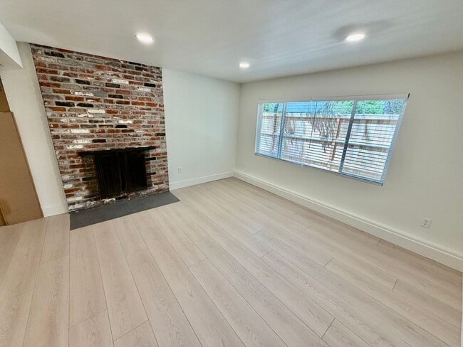 Building Photo - Freshly Remodeled 5bd/2.5bath Home w/ Daylight Basement in Heart of Multnomah Village