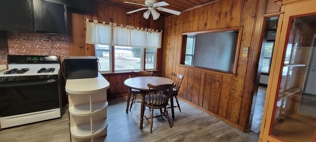 Building Photo - 2815 N Shore Dr