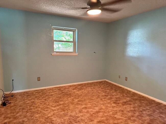 Building Photo - Spacious Family Home!