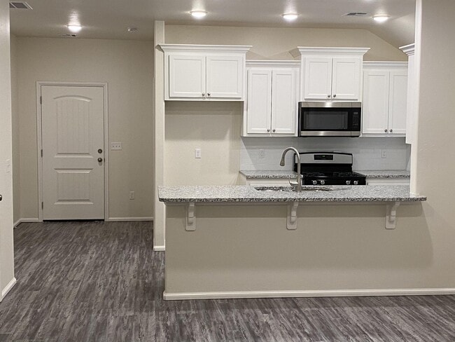 Building Photo - 2424 Alta Vista Ln