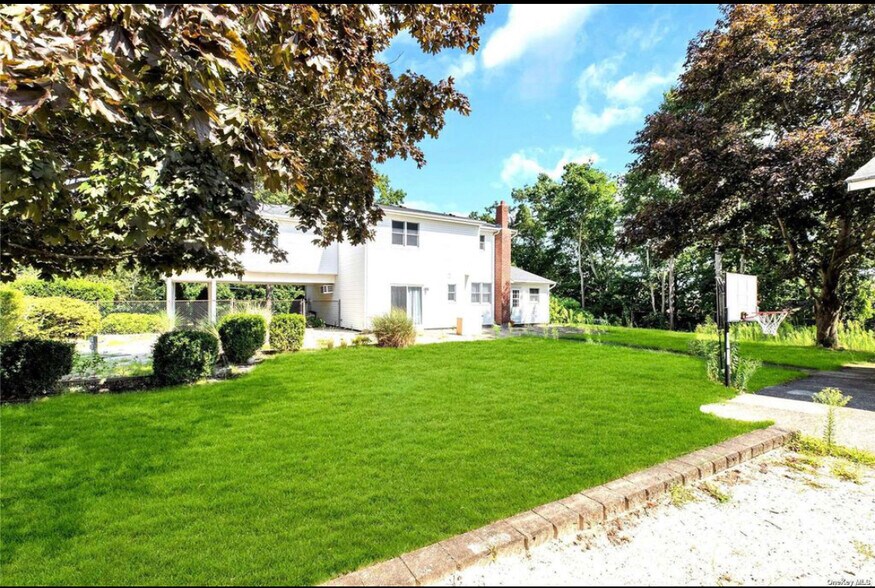 Building Photo - 370 Blue Point Rd